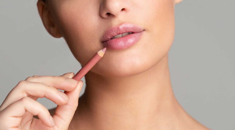 woman-lipliner